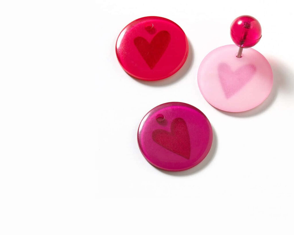 Romantic Valentine's Day Wallpaper: Heart Motif Circular Charms
