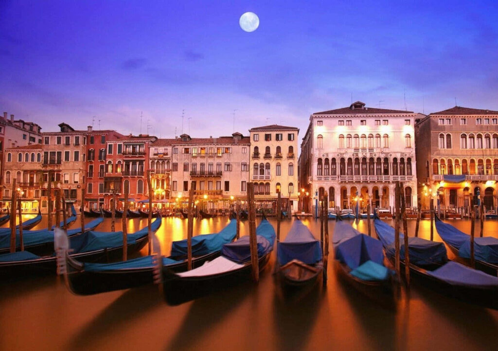 Romantic Venice Wallpaper: Moonlit Canals & Gondolas Scene