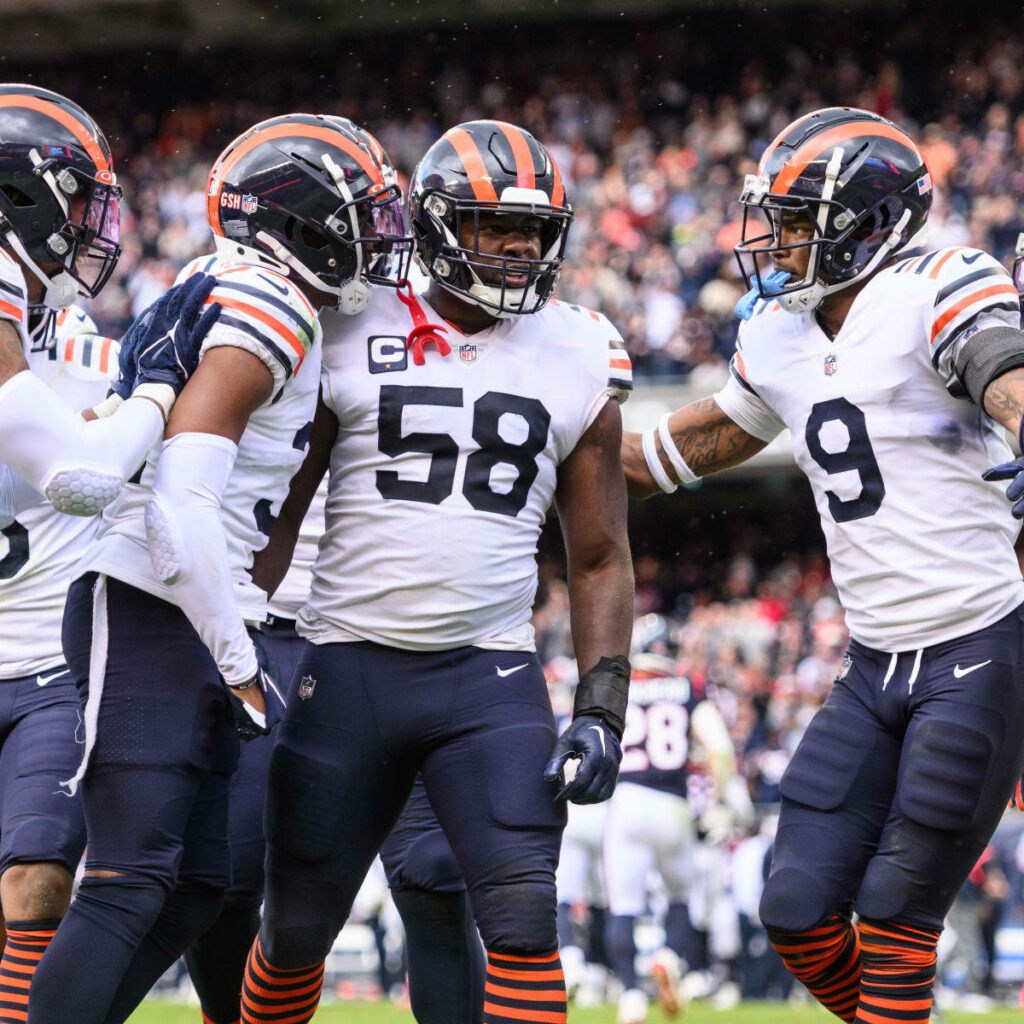 Roquan Smith in Chicago Bears uniform with teammates in vibrant NFL football action stadium wallpaper
