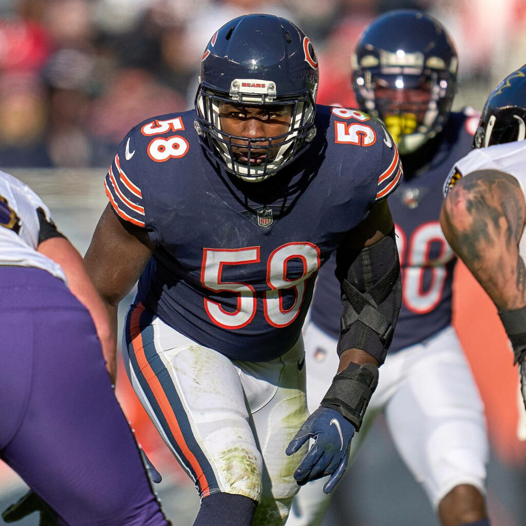 Roquan Smith intense Chicago Bears linebacker in navy orange uniform dynamic football action wallpaper