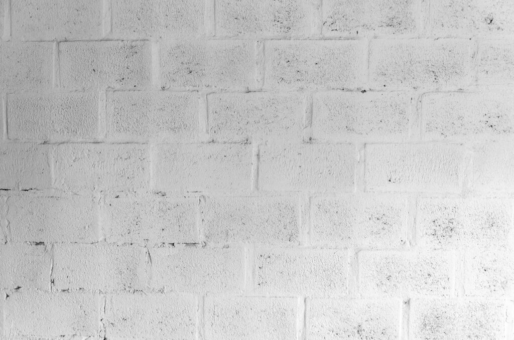 The Articulated Texture of White Concrete Brick Wallpaper: A Rough and Jagged Background