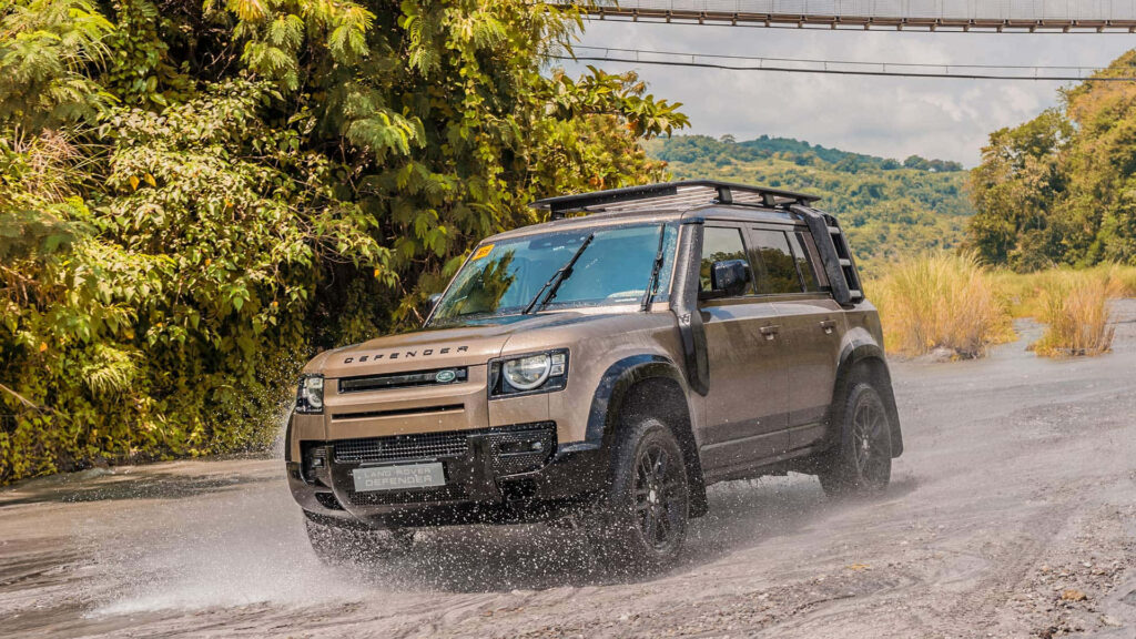 Adventure Wallpaper: Land Rover Defender in Rugged Mountain Terrain