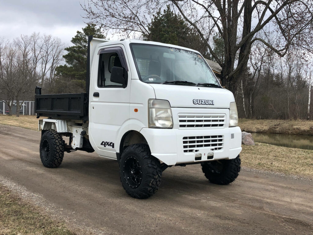 Rugged Suzuki Carry 4x4 Mini Truck Wallpaper in Nature
