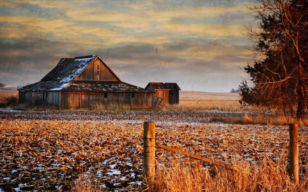 Rustic Abandoned Barn Wallpaper - Nostalgic Rural Sunset Scene