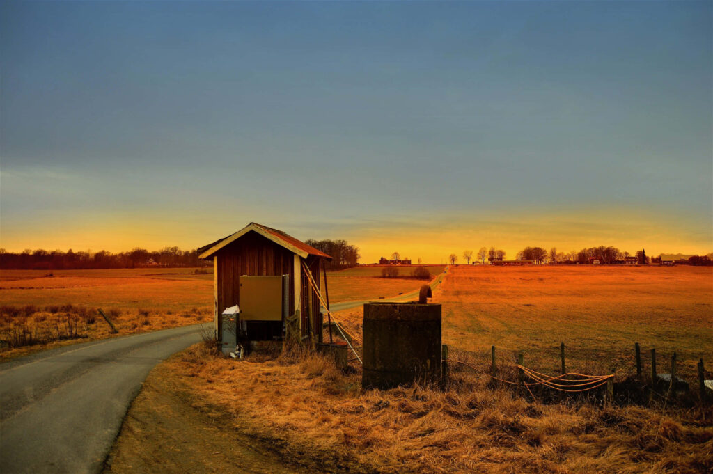 Cozy Rustic Barn at Sunrise: Serene Countryside Wallpaper