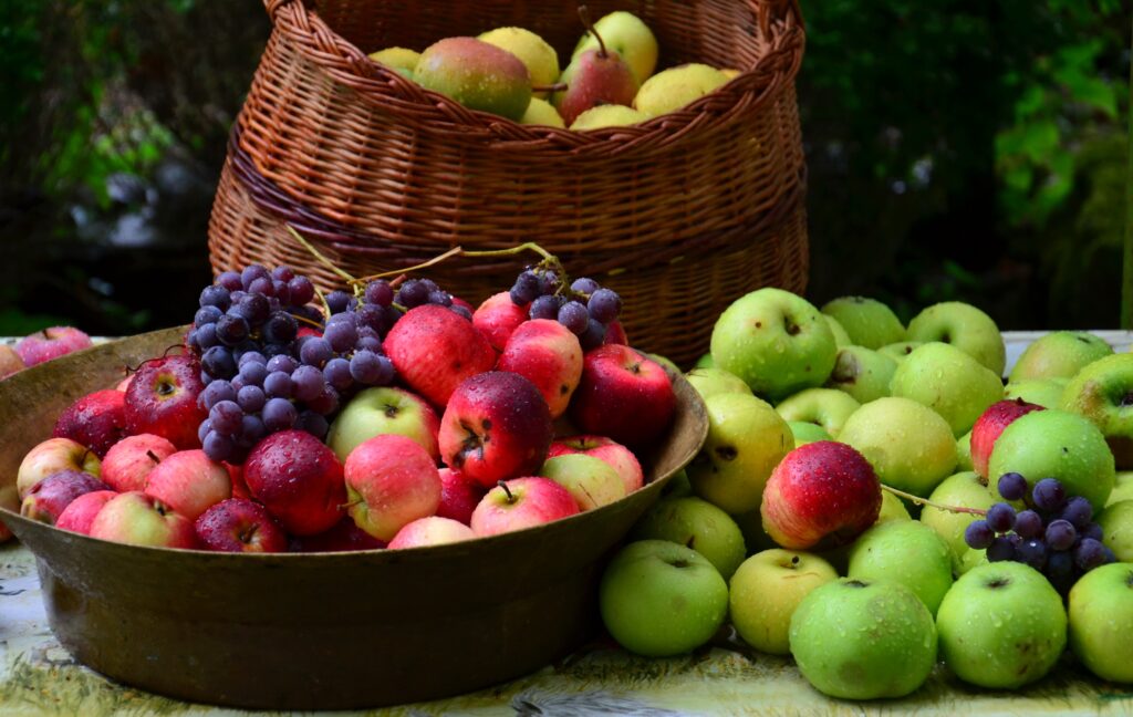 Vibrant Rustic Apple and Grape Wallpaper for Nature-Inspired Decor
