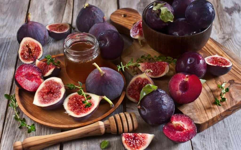 Rustic Dining Setup with Fresh Figs and Honey on Wooden Table Wallpaper