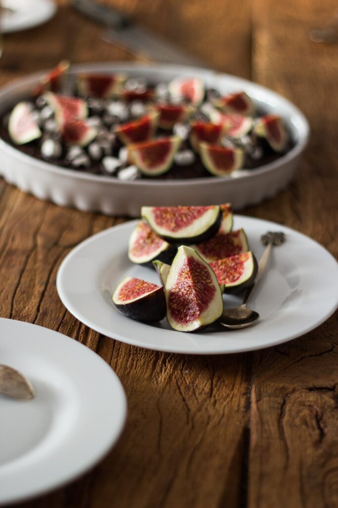 Rustic Fresh Figs Arrangement on White Plates - Vibrant Wallpaper