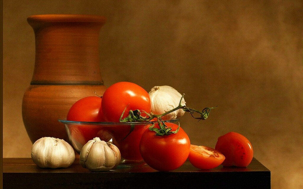 Rustic Italian Wallpaper: Garlic & Tomatoes in Warm Culinary Ambiance
