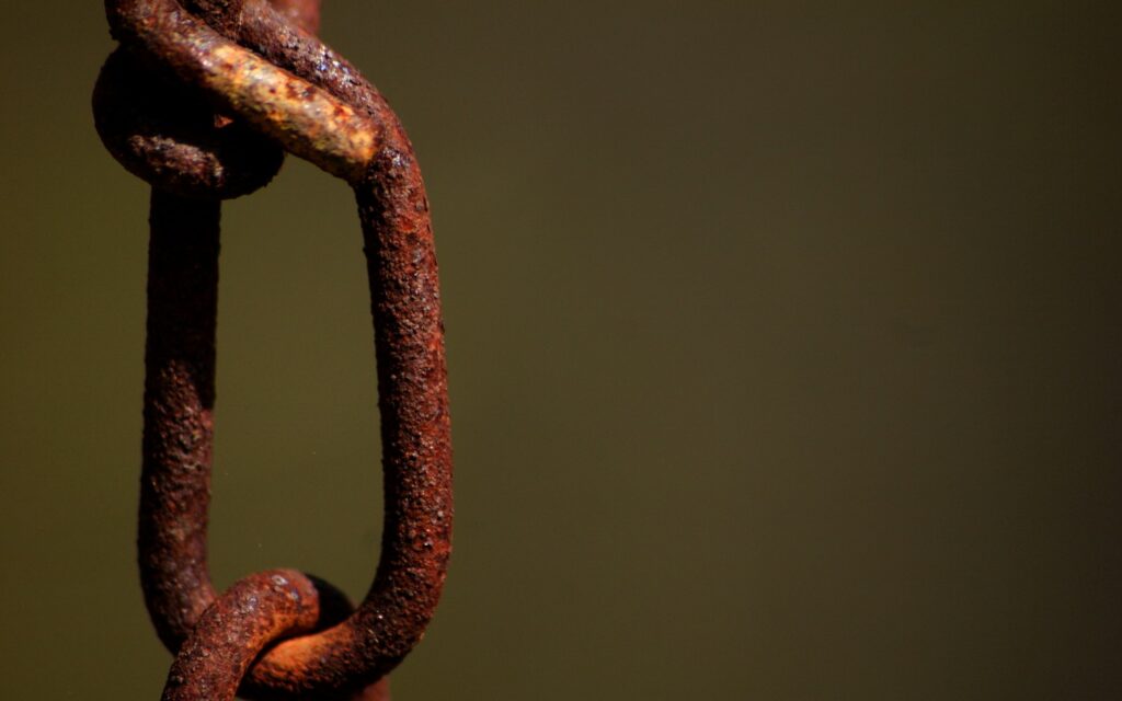 Textured Rusted Metal Chain Link Wallpaper - Close-Up Detail