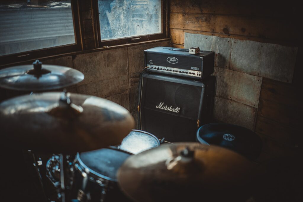 Rustic Musical Wallpaper: Vintage Drum Kit & Amplifier in Artful Room
