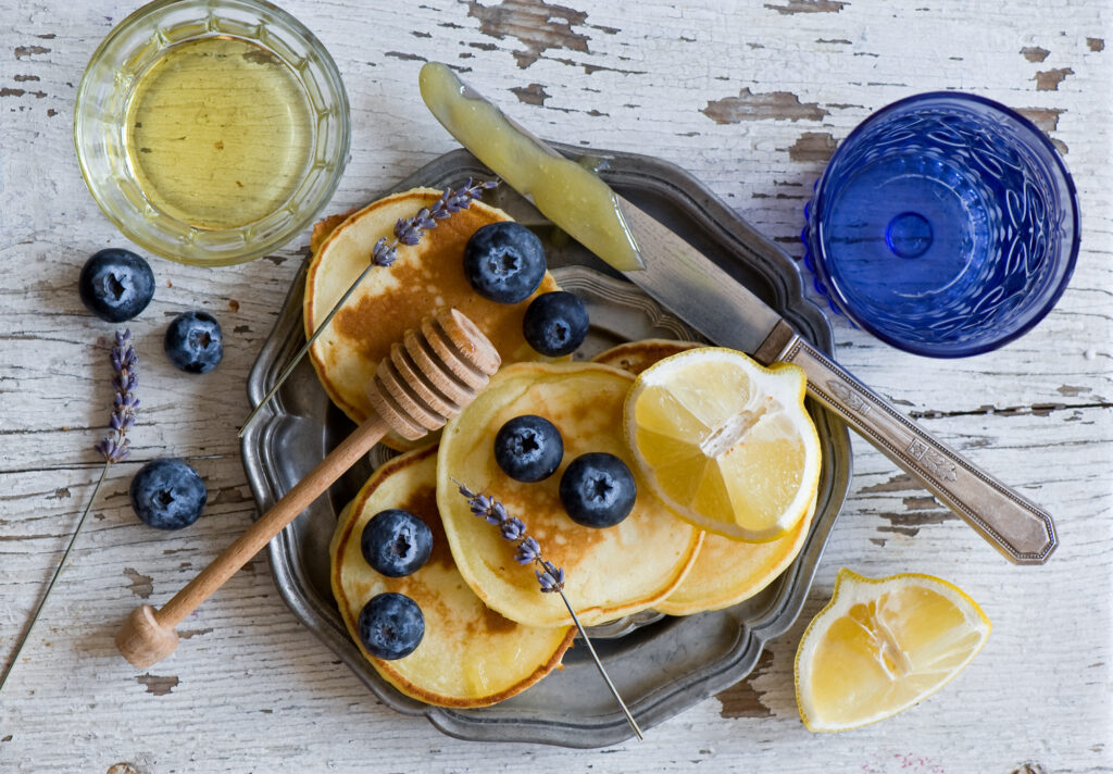 Vibrant Rustic Wallpaper: Pancakes with Blueberries & Lavender Delight