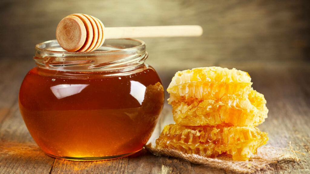 Golden Honey Wallpaper: Soothing Jar & Honeycomb on Rustic Wood