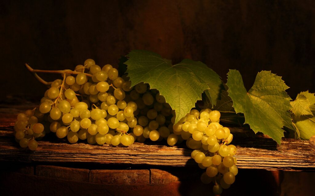 Rustic Grapes Wallpaper: Fresh Yellow-Green Fruit & Vibrant Leaves