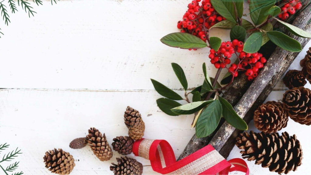 Rustic Winter Wallpaper: Pinecones & Berries on Wooden Background