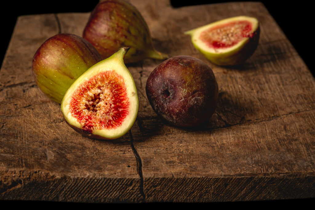 Vibrant Ripe Figs on Rustic Wood: Wallpaper Background