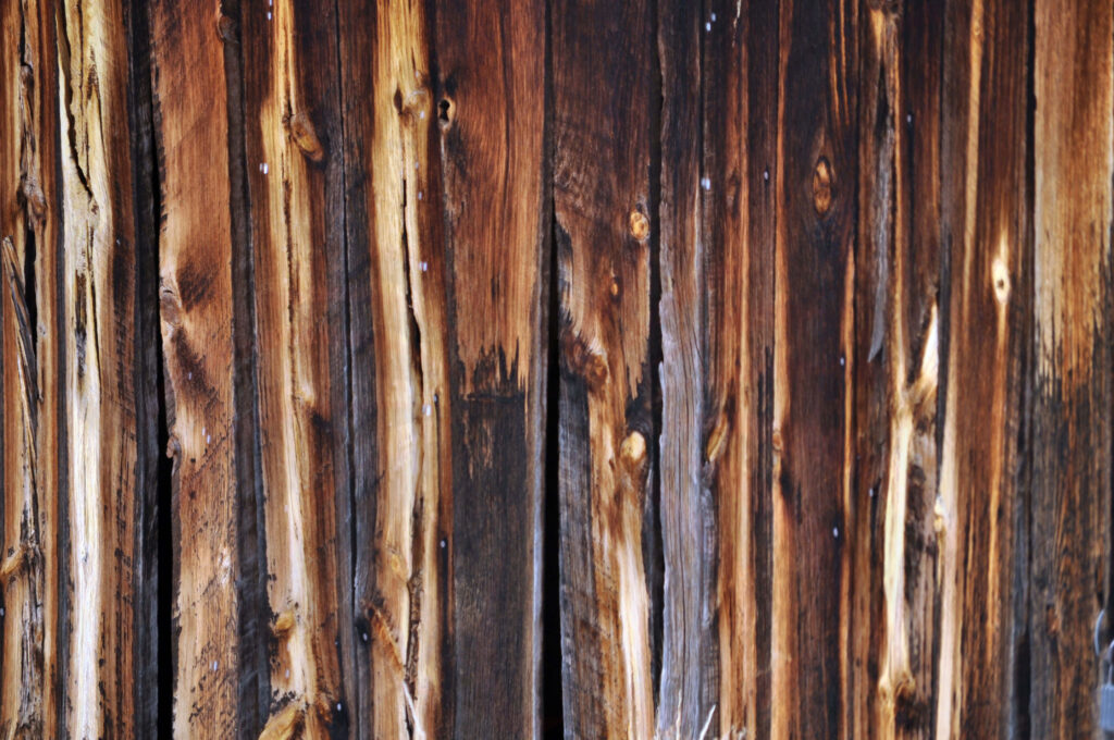 Rustic Wooden Plank Wallpaper: Vintage Charm & Warm Earthy Tones