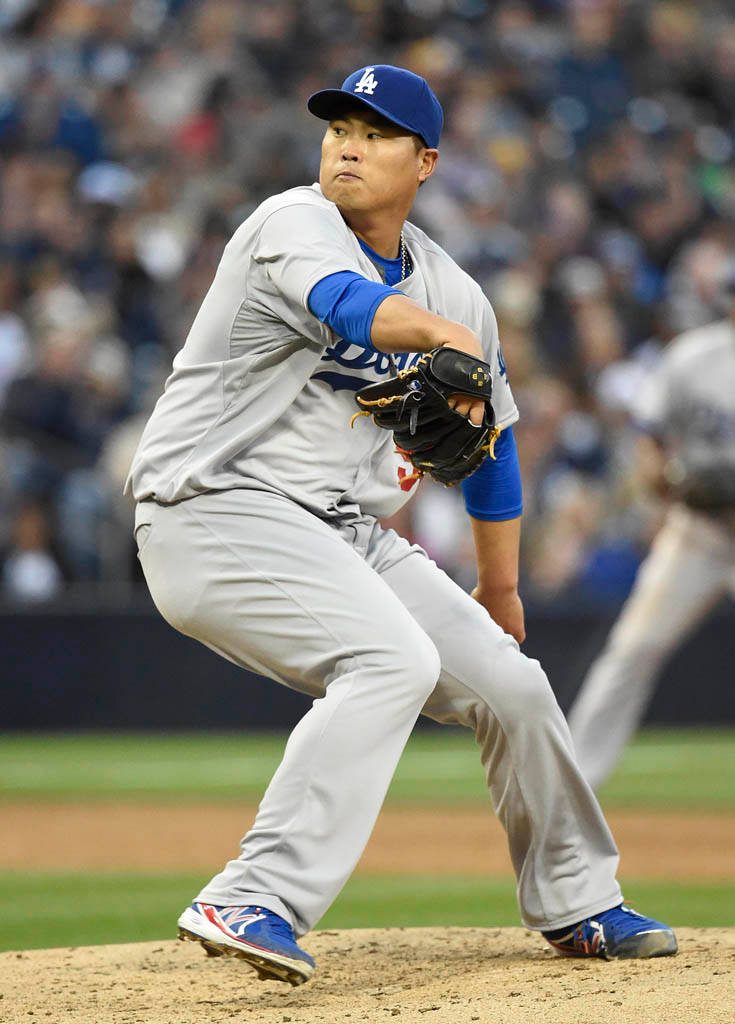 MLB pitcher Ryu Hyun-jin pitching in Los Angeles Dodgers grey uniform on blurred stadium mound Wallpaper
