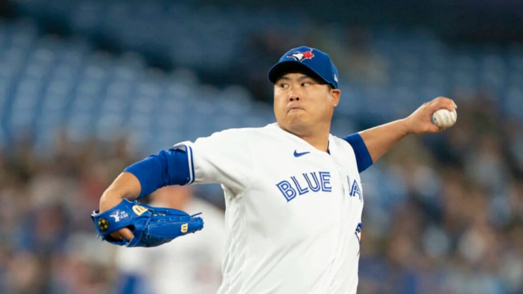 Ryu Hyun-jin pitching in Toronto Blue Jays uniform with focused expression in stadium Wallpaper