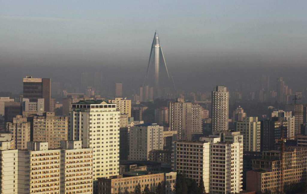 Ryugyong Hotel Wallpaper: Pyongyang's Urban Blend of Modern & Traditional