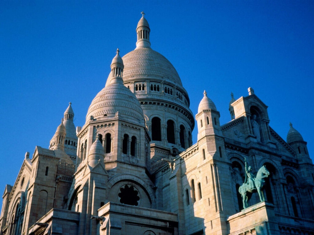 Intricate Sacre Coeur Basilica Wallpaper with Blue Sky & Statue