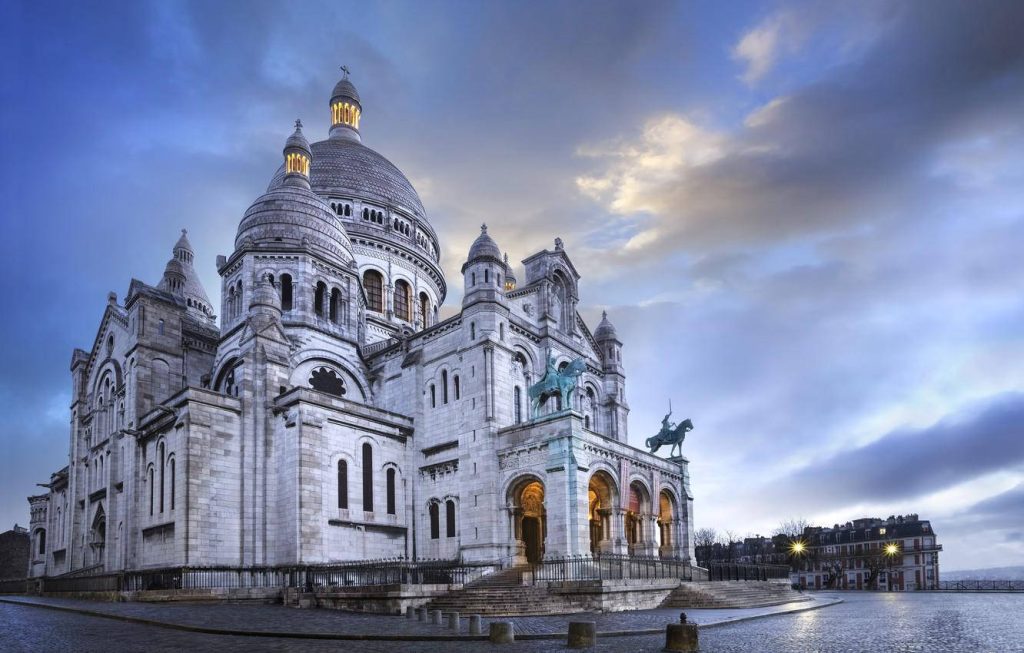 Sacré-Cœur Basilica at twilight with Romano-Byzantine architecture and equestrian statues Wallpaper