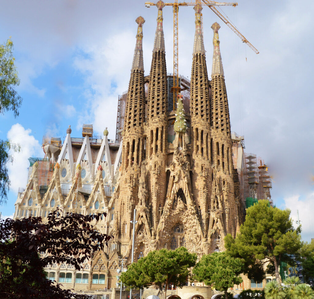 Sagrada Familia Wallpaper: Stunning Architecture & Towering Spires