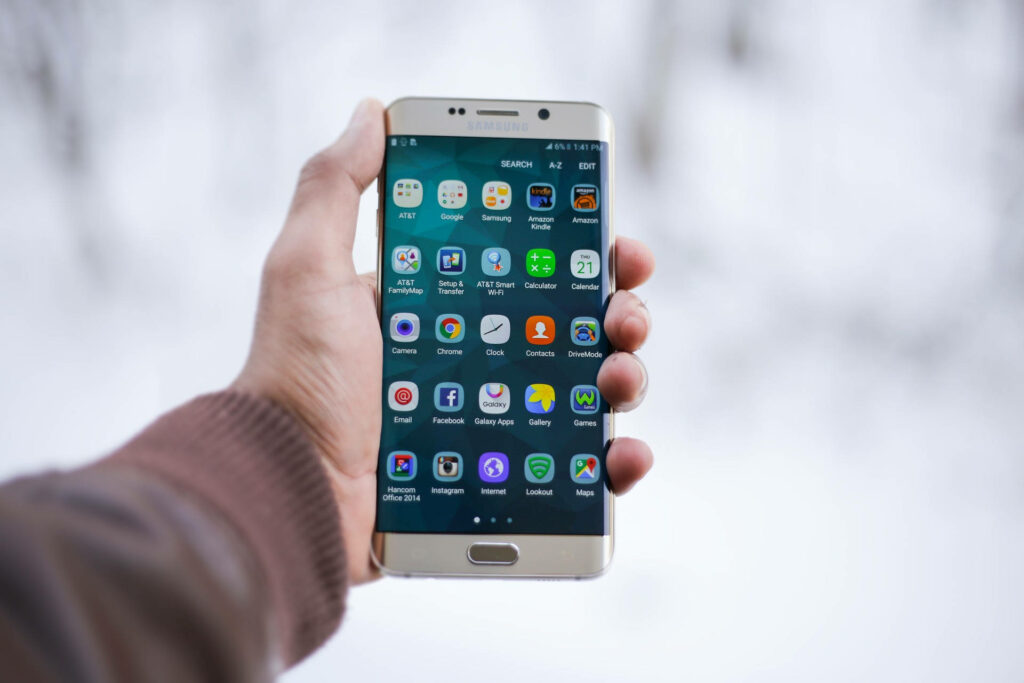 Snowy Outdoor Samsung Smartphone Wallpaper with App Icons