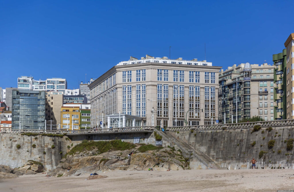Scenic Beach Hotel Wallpaper: Corunna’s Architectural Beauty