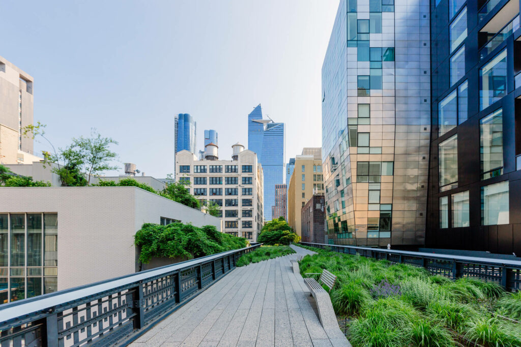 Scenic High Line NYC: Lush Greenery & Modern Architecture Wallpaper