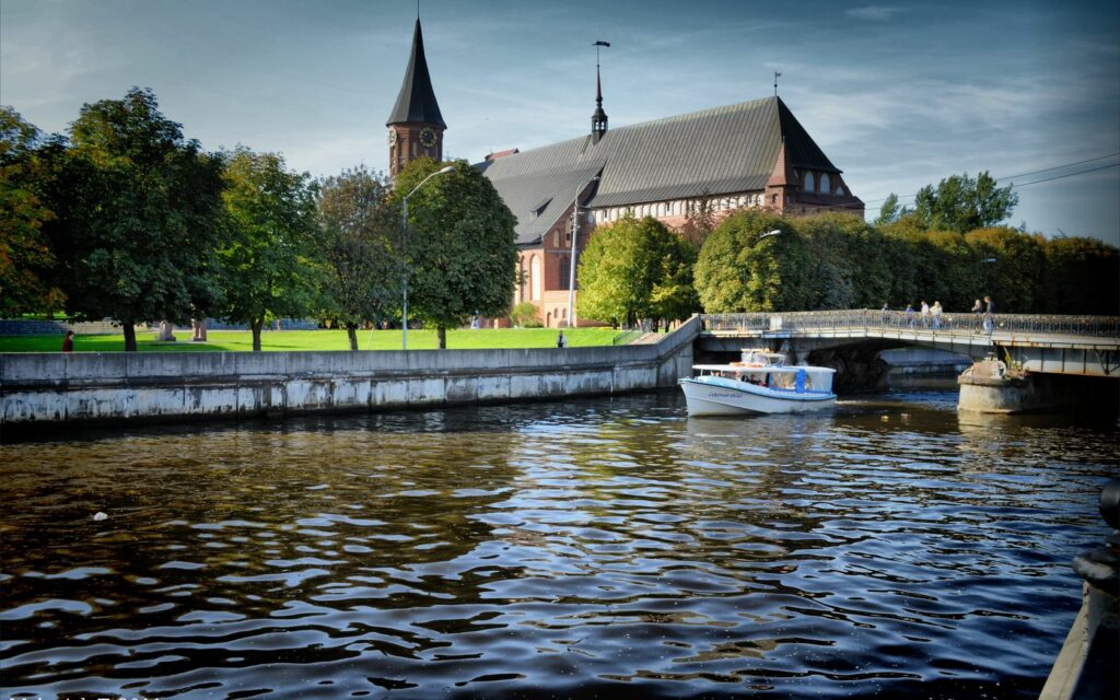 Serene Kaliningrad Wallpaper: Scenic Bridge & Charming Ship View