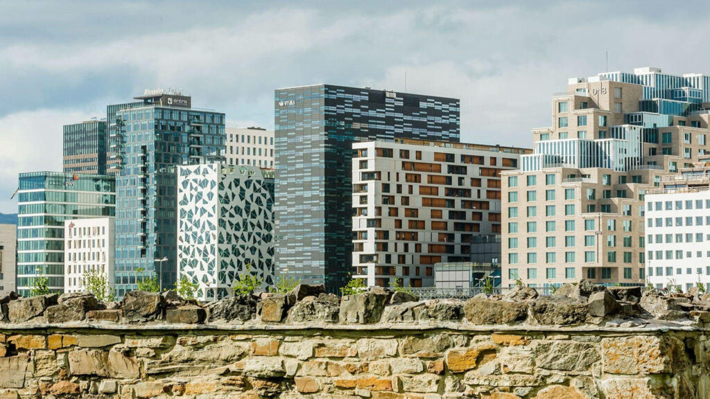 Scenic Oslo Skyline Wallpaper: Modern Architecture Meets Historic Charm