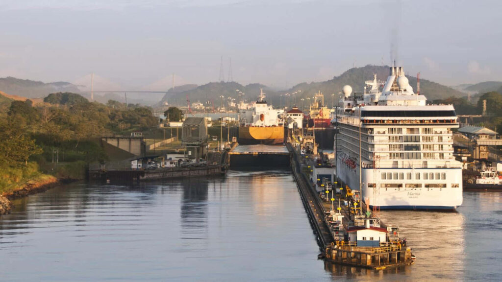 Stunning Panama Canal Cruise Ship Scenic Wallpaper with Lush Greenery