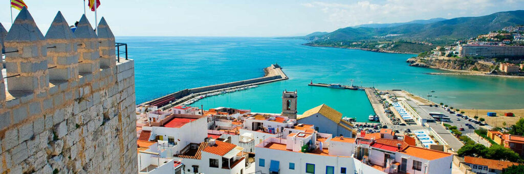 Peniscola Castle Scenic Wallpaper: Vibrant Coastal View in Valencia