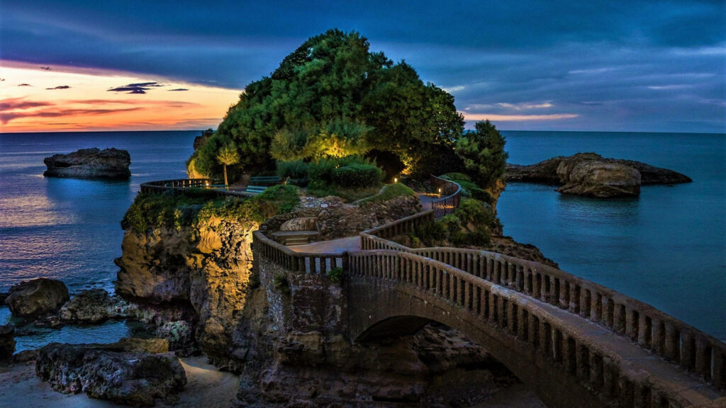 Scenic Rocher de la Vierge Wallpaper: Sunset, Bridge & Greenery