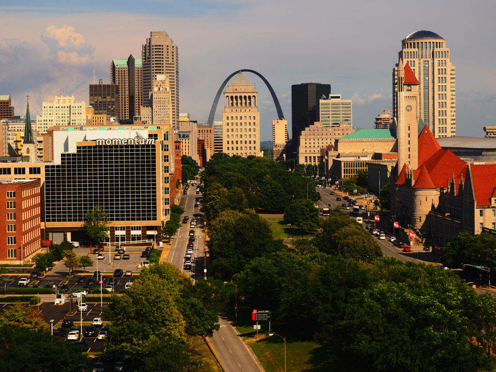 Scenic St. Louis Gateway Arch: Lush Greens & Urban Charm Wallpaper