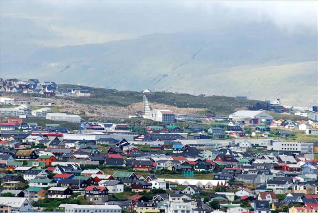 Scenic Tórshavn Wallpaper: Colorful Village & Lush Landscape Background