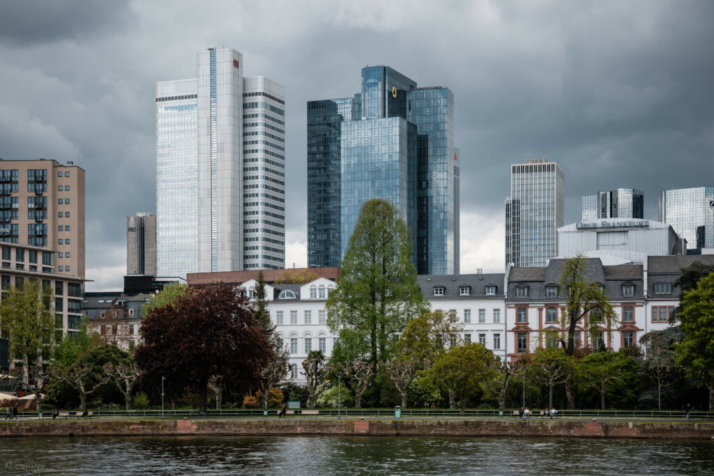 Serene Urban Contrast: Skyscrapers & Classic Architecture Wallpaper