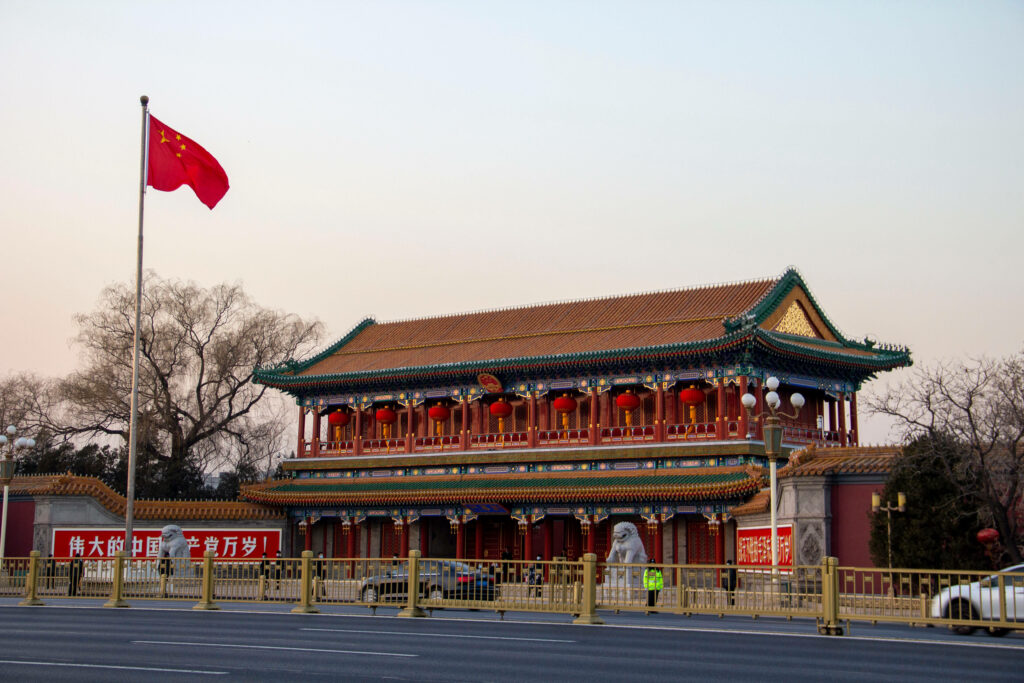 Scenic Zhongnanhai View: Traditional Chinese Architecture Wallpaper