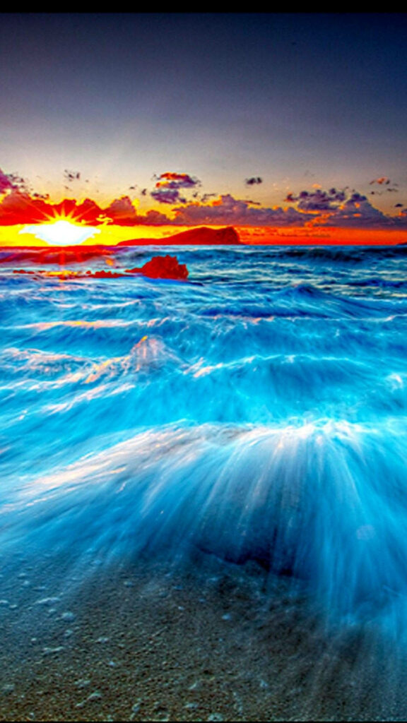 Immerse Yourself in the Serenity: Refreshing Ocean Waves iPhone Wallpaper