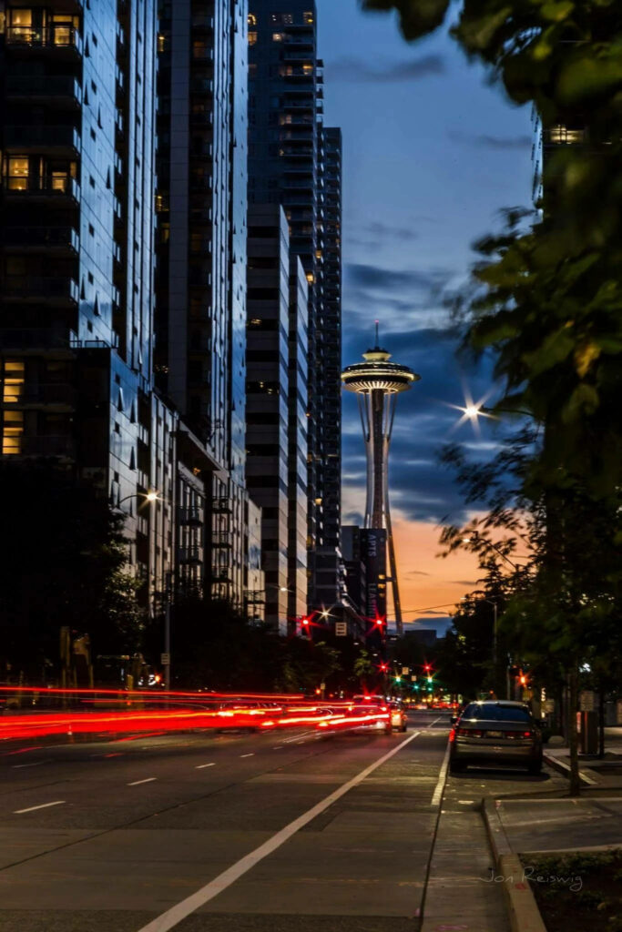 Evening Seattle Cityscape Wallpaper: Space Needle & Vibrant Sky