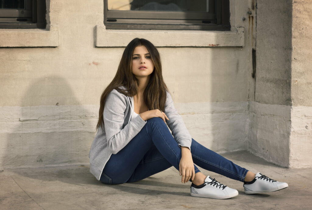 Fame Strikes a Chord: Mesmerizing 8K Wallpaper of Celeb Selena Gomez in Her Musical Stance