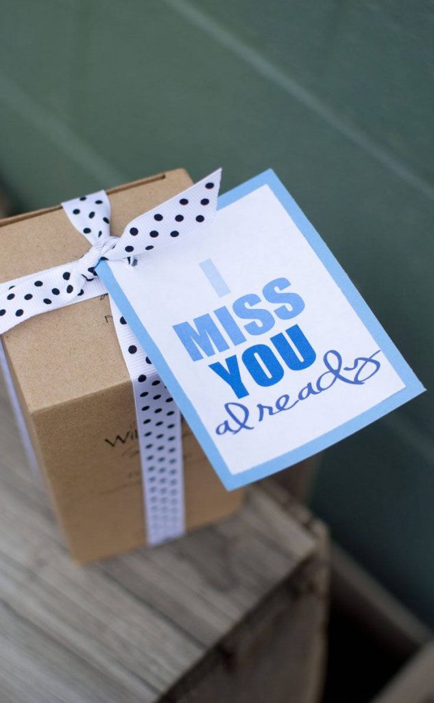 Close-up of kraft paper gift box with white polka dot ribbon and I miss you tag sentimental gift Wallpaper