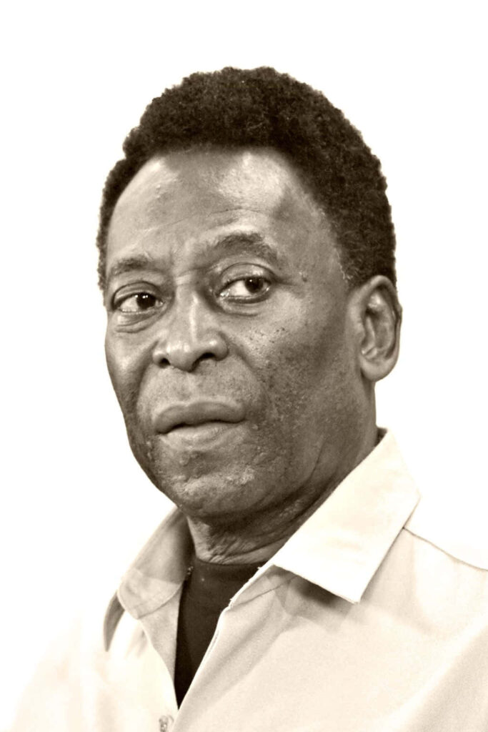 Sepia Wallpaper of Pelé: A Timeless Tribute to Football Greatness