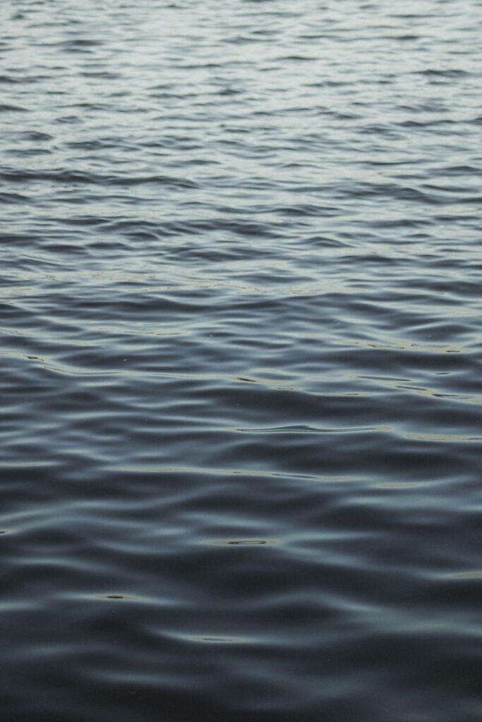 Tranquil 4K Wallpaper for Samsung Galaxy: Gentle Wave Ripples