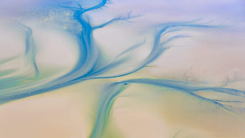 Stunning Abstract Wallpaper: Fluid Lines & Serene Blue Tones