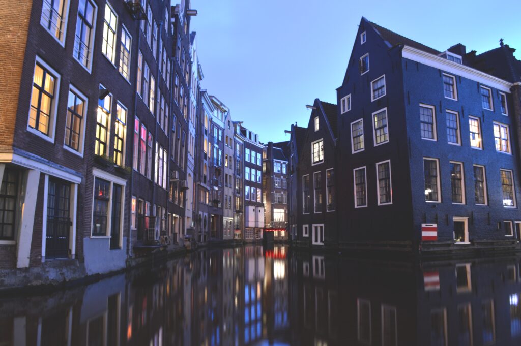 Serene Amsterdam Twilight Wallpaper: Iconic Canals & Charming Architecture