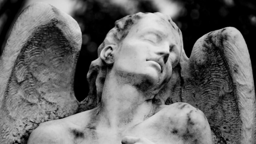 Serene Monochrome Angel Statue Wallpaper: Ethereal Calm & Detail
