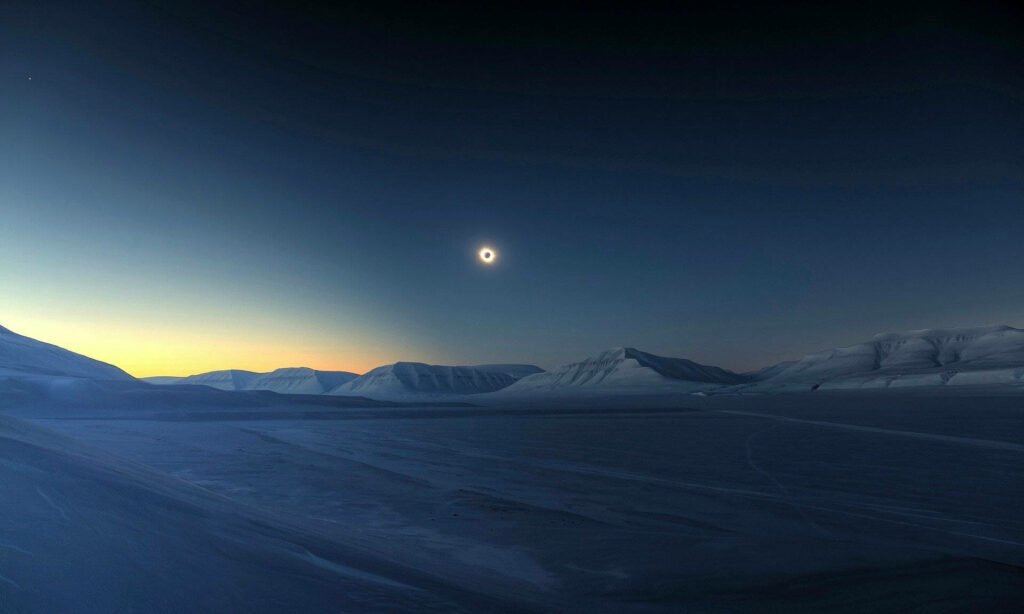 Serene Arctic Landscape Wallpaper: Solar Eclipse Twilight Glow