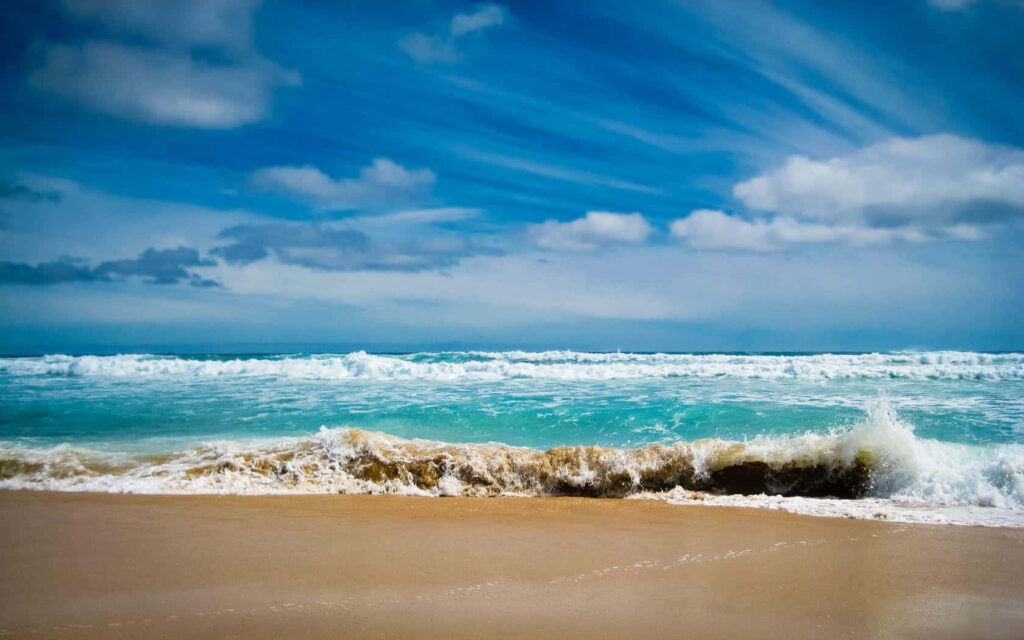 Tranquil Beach Waves Under Cloudy Sky - Ideal Relaxing Desktop Background Wallpaper